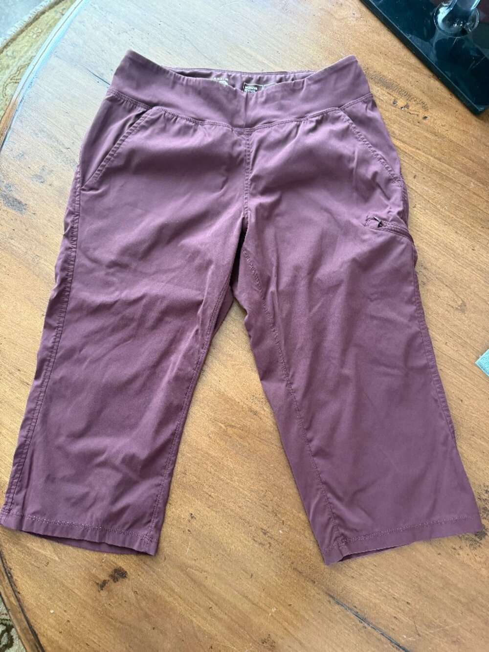 Mountain Hardwear Women’s Burgundy Capri Athletic Shorts – Small P – Hiking Acti